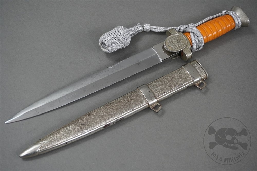 Original Third Reich Model 1938 German Red Cross (Deutsches Rotes Kreuz, DRK) Leaders' Dagger with Portepee — image 2