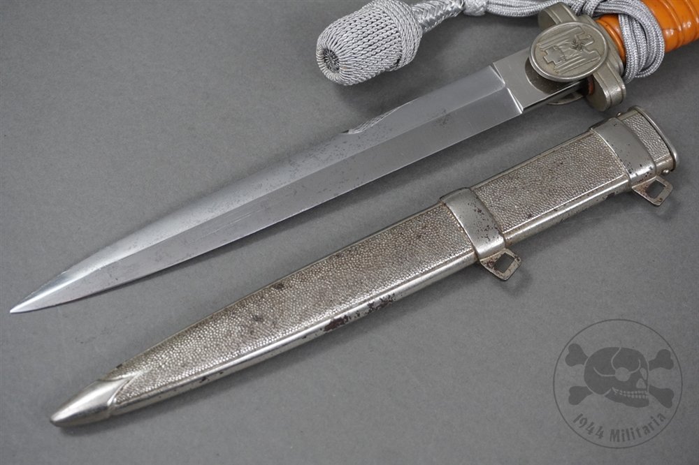 Original Third Reich Model 1938 German Red Cross (Deutsches Rotes Kreuz, DRK) Leaders' Dagger with Portepee — image 3