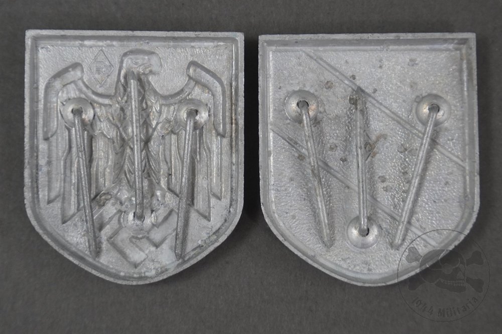 Unissued Original German WWII Heer Tropical Pith Helmet Shield Matching Set — image 4