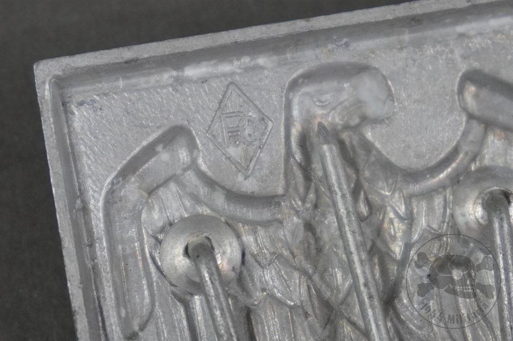 Unissued Original German WWII Heer Tropical Pith Helmet Shield Matching Set — image 7