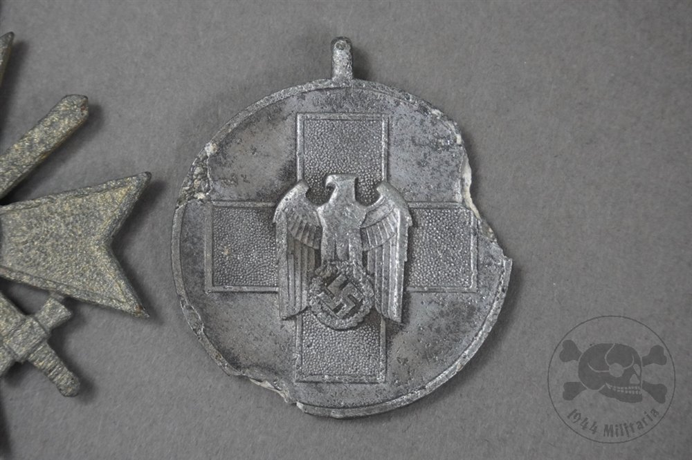 Original German WWII War Merit Cross With Social Welfare Medal Ground Dug — image 3