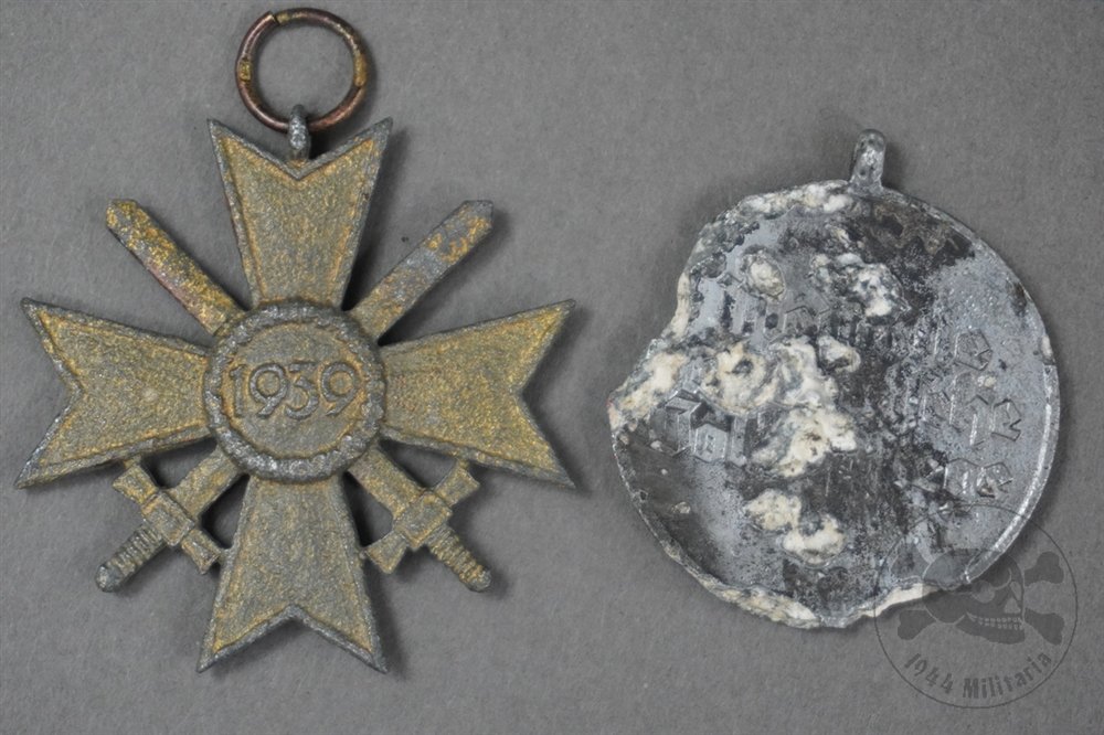 Original German WWII War Merit Cross With Social Welfare Medal Ground Dug — image 4