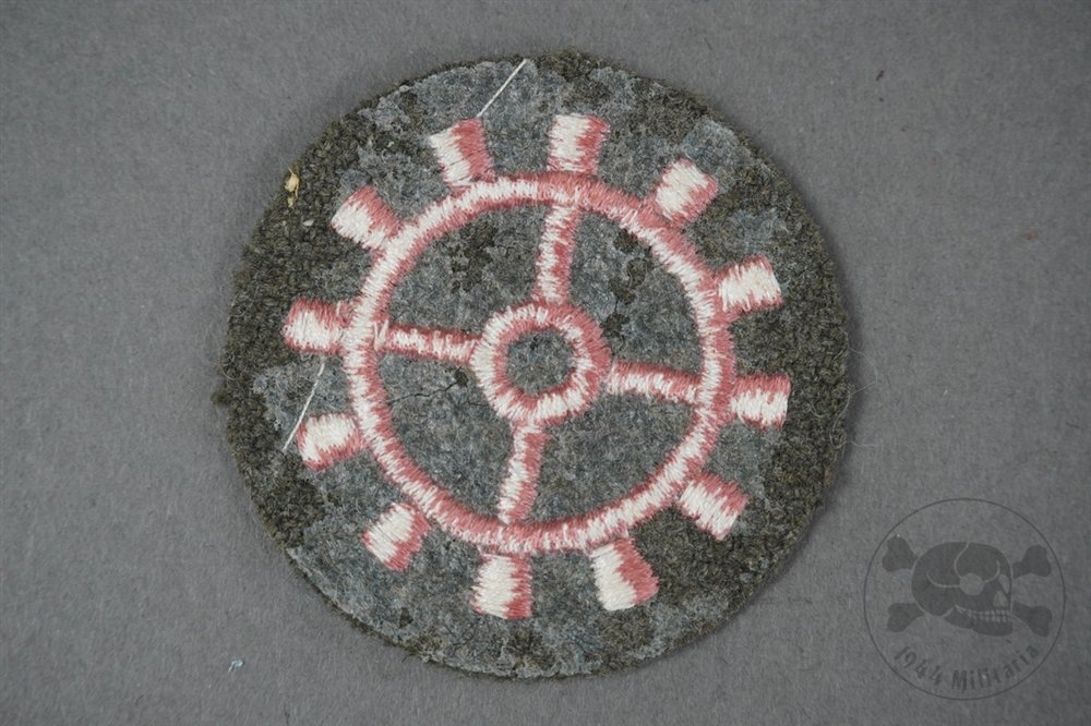 Original German WWII Motor/Panzer Mechanic 2nd Class Trade Badge — image 2