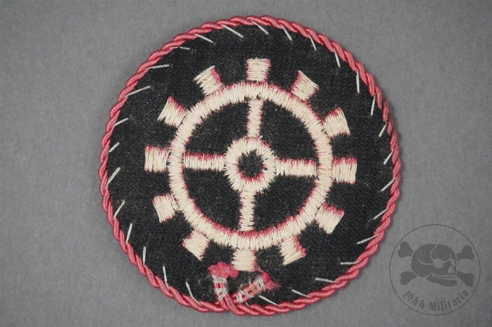 Original German WWII Motor/Panzer Mechanic 1st Class Trade Badge — image 2