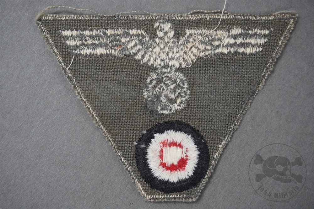 Original German WWII Heer Late War Cap Trapezoid Insignia — image 2