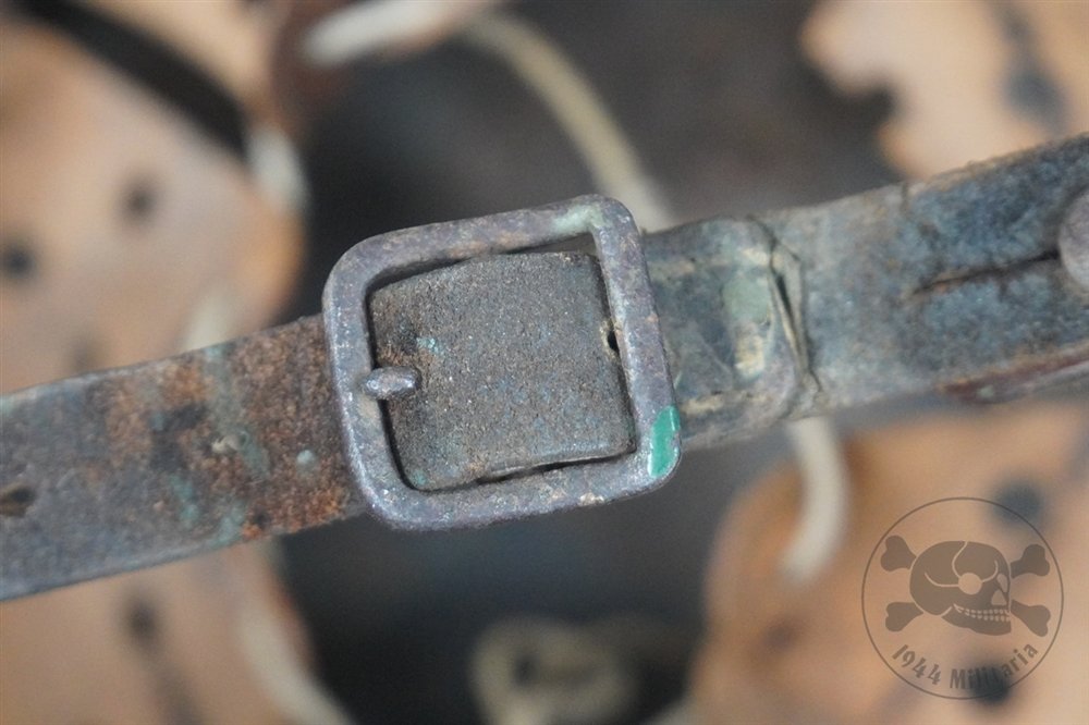 Original German WWII Luftwaffe M40 Single Decal Normandy Camouflaged Helmet Q64 — image 28