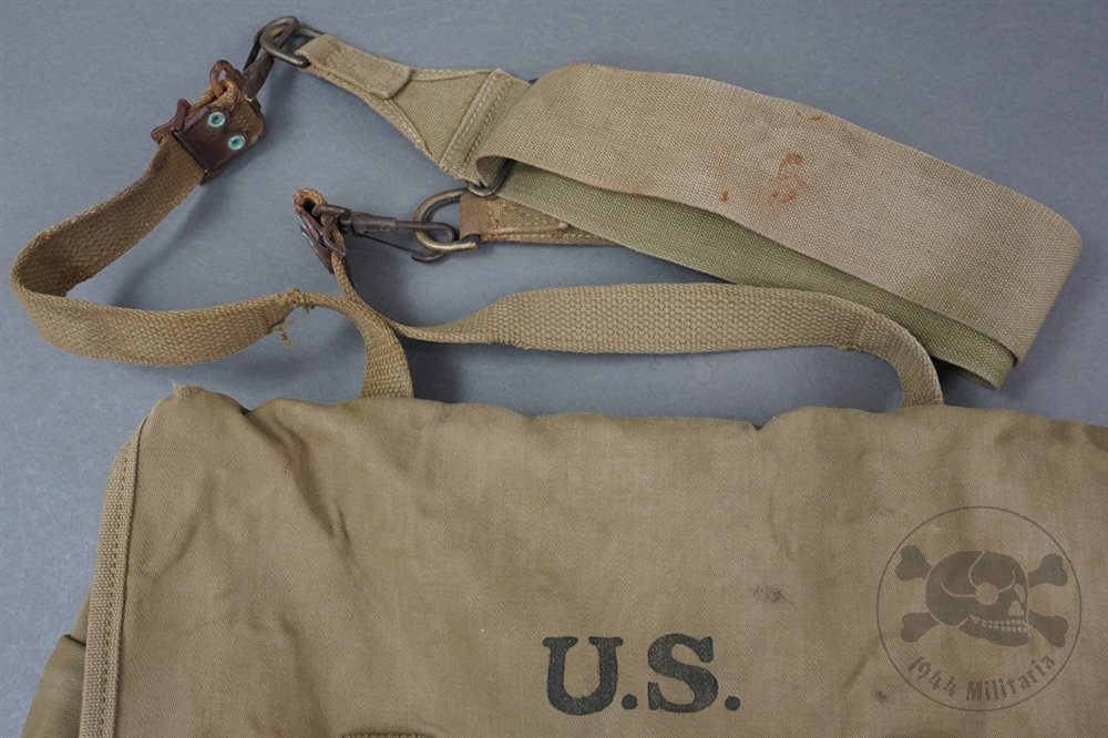 Original US WWII Musette Pouch Marked And Dated 1942 With GP Strap — image 3