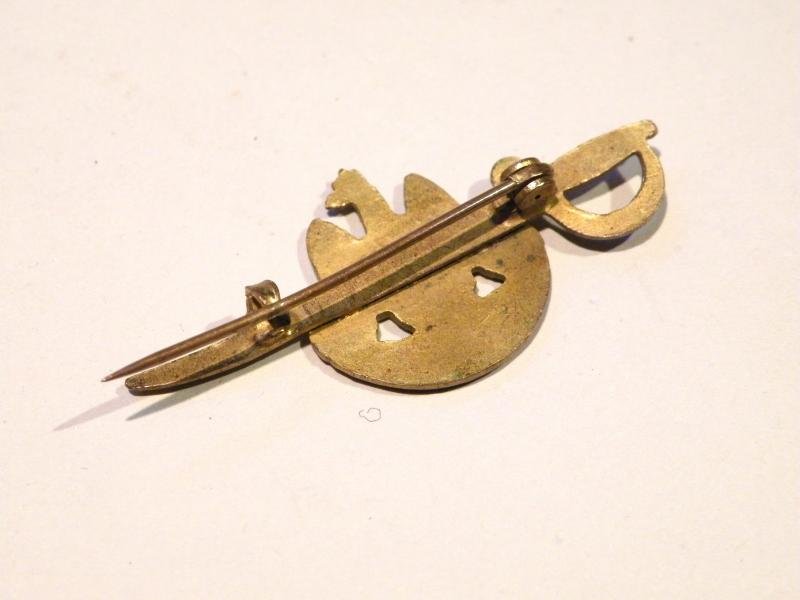 Scarce WW1 Era Bedfordshire Yeomanry Sweetheart Brooch — image 2