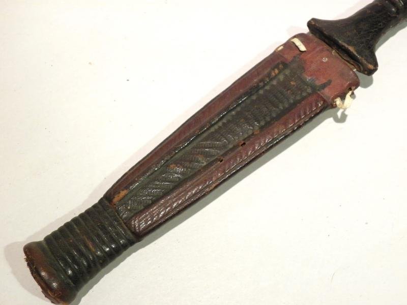 Vintage African short Dagger. — image 4