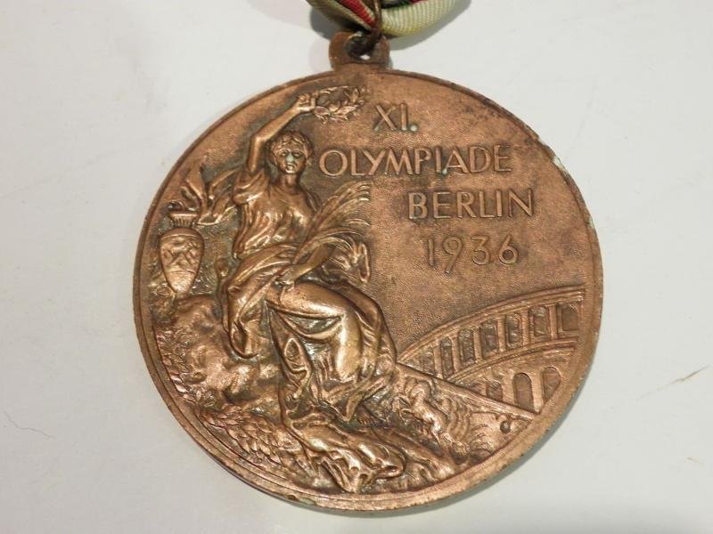 A 1980's German Sports medallion with Honour 1936 Berlin Olympics Bronze — image 3