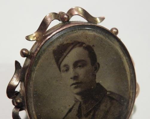 Pretty 9ct Gold Double Sided Brooch with Soldier — image 2