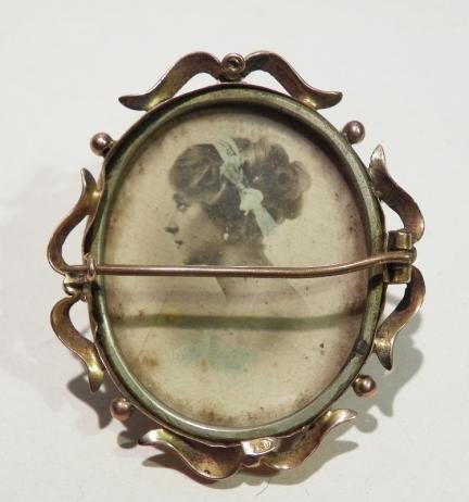 Pretty 9ct Gold Double Sided Brooch with Soldier — image 3