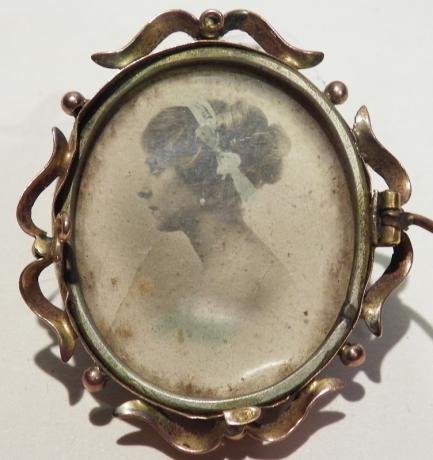Pretty 9ct Gold Double Sided Brooch with Soldier — image 4