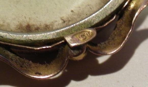 Pretty 9ct Gold Double Sided Brooch with Soldier — image 5