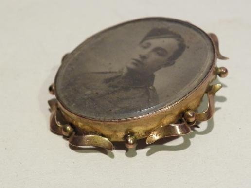 Pretty 9ct Gold Double Sided Brooch with Soldier — image 6