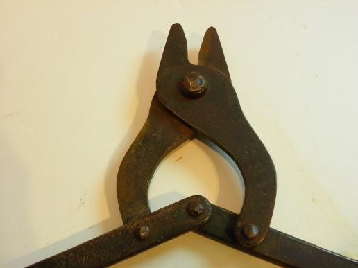 WW2 Dated Folding Wire Cutters. — image 2