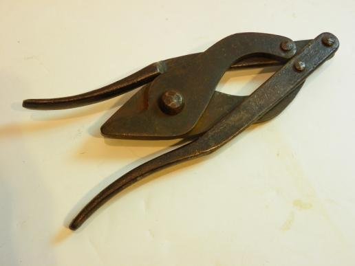 WW2 Dated Folding Wire Cutters. — image 3