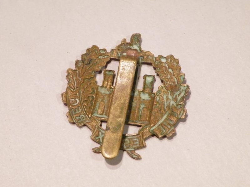 WW1 Essex Regiment Cap Badge. — image 2