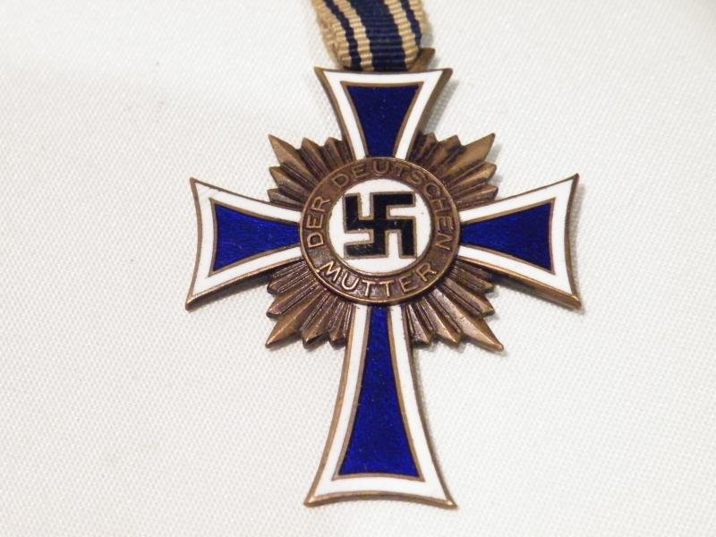WW2 Era German Mothers Cross in Bronze. — image 2