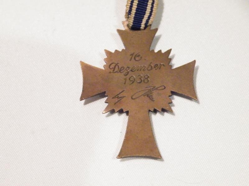 WW2 Era German Mothers Cross in Bronze. — image 3