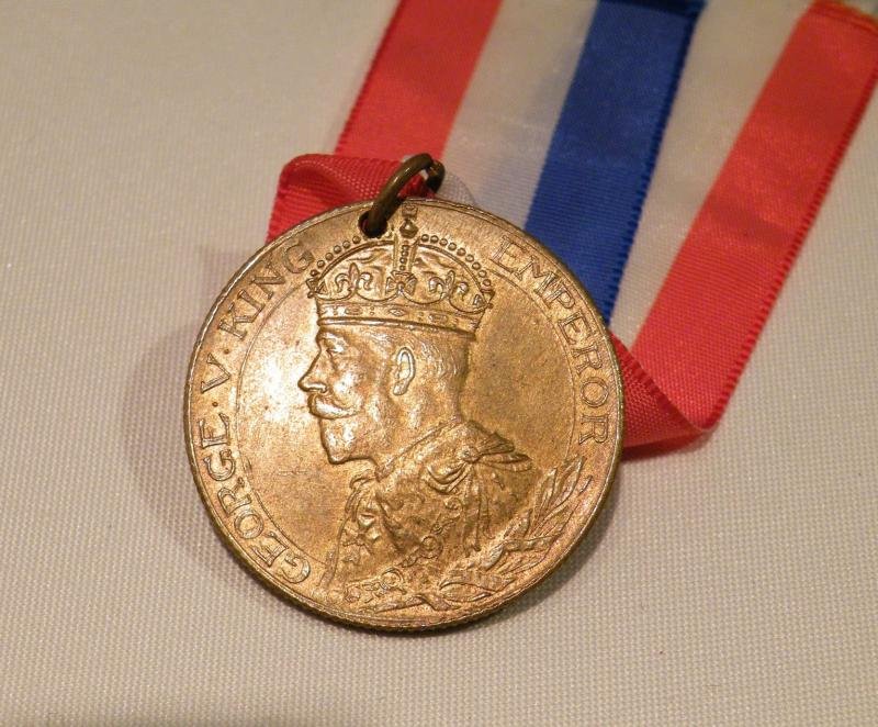 Scarce WW1 Era Anglo Indian 1914-19 Peace Medal — image 3