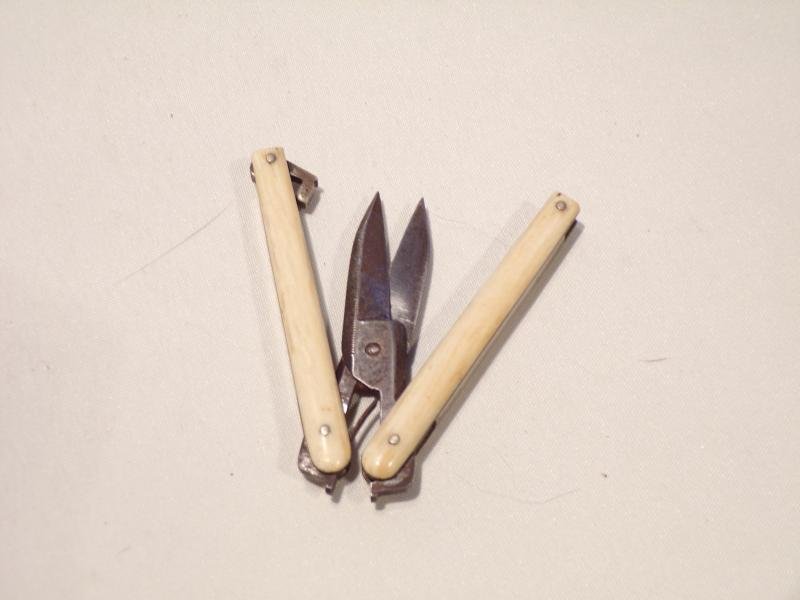 Victorian Folding Pocket Scissors. — image 2