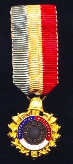 France: Sapeurs et Pompiers (Fire Brigade) lot of 3 miscellaneous medallets including a boxed Miniature Honorary Members Medal of the National Federation of Sapeurs-Pompiers (S.P.F.) — image 2