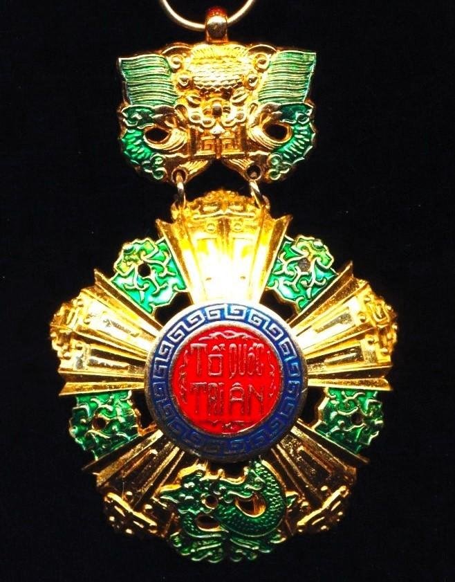 Republic of South Vietnam (1955-1975): National Order of Vietnam. 5th Class Knight. Breast badge. Gilt & enamel. Circa 1955-1975 — image 2