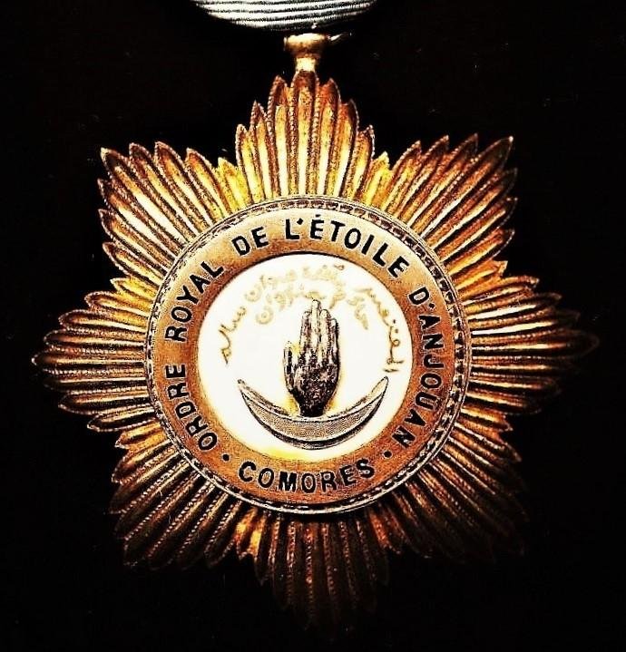 France (Colonial): Order of the Star of Anjouan 1896-1963 (Ordre de l'etoile d'Anjouan 1896-1963). 5th Class 'Chevaliers' gilt and enamel breast badge — image 2