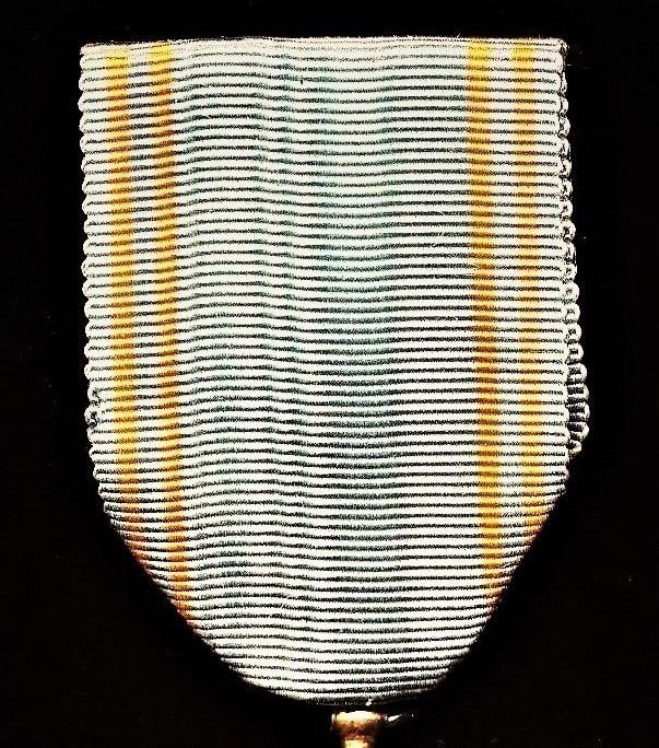 France (Colonial): Order of the Star of Anjouan 1896-1963 (Ordre de l'etoile d'Anjouan 1896-1963). 5th Class 'Chevaliers' gilt and enamel breast badge — image 3