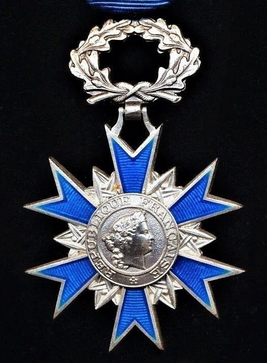 France: Order Of National Merit 1963- (Ordre National Du Merite 1963). 5th Class 'Chevaliers' silvered & enamel breast badge — image 2