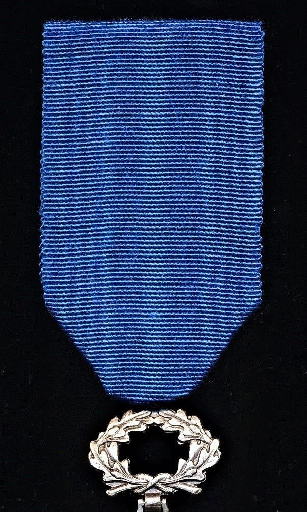 France: Order Of National Merit 1963- (Ordre National Du Merite 1963). 5th Class 'Chevaliers' silvered & enamel breast badge — image 3
