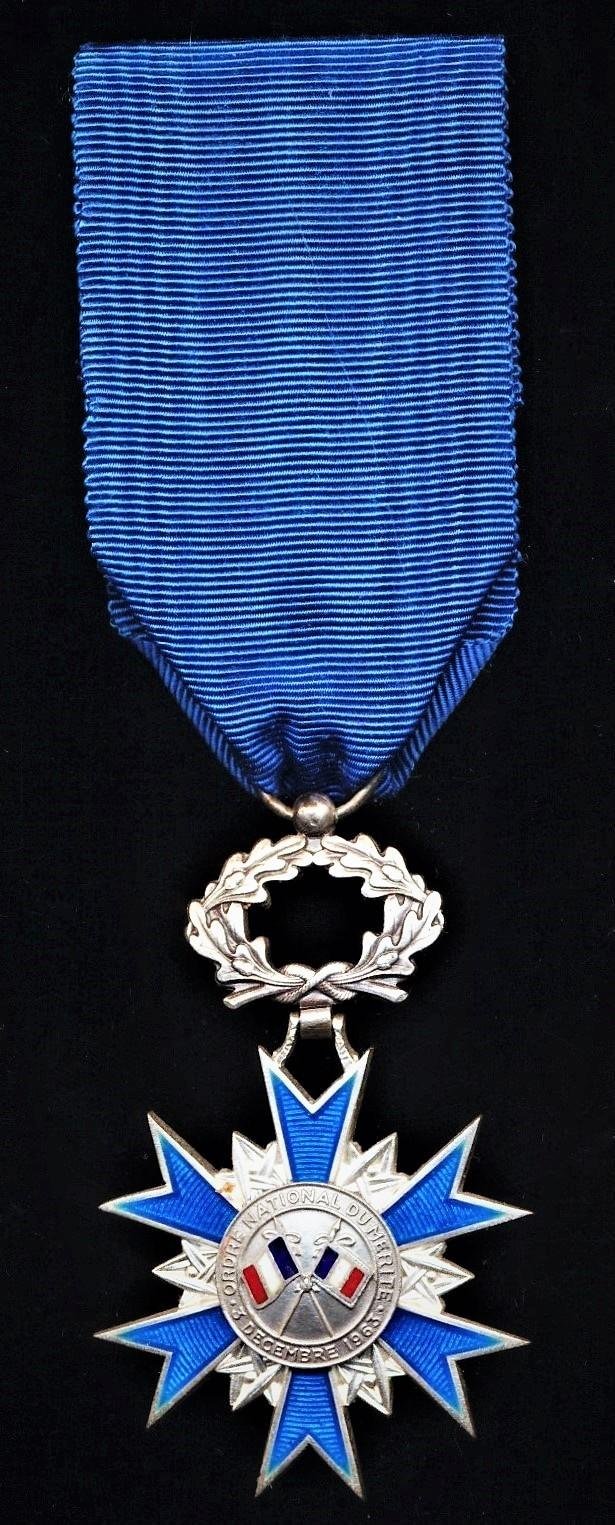 France: Order Of National Merit 1963- (Ordre National Du Merite 1963). 5th Class 'Chevaliers' silvered & enamel breast badge — image 4