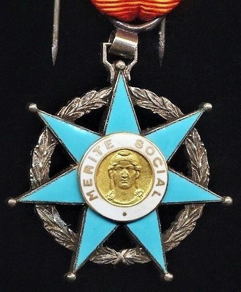 France: Order of Social Merit (Ordre du Mérite Social, Chevalier). Third class 'Knight' silvered & enamel breast badge — image 2