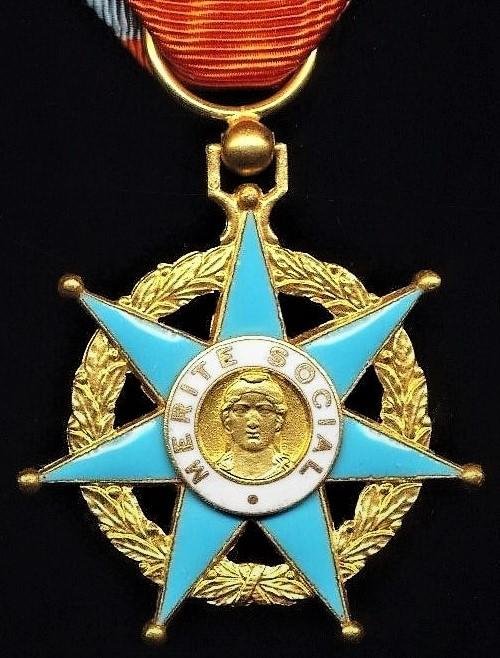 France: Order of Social Merit (Ordre du Mérite Social, Officier). Second class 'Officer' gilt & enamel breast badge — image 2