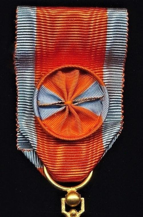 France: Order of Social Merit (Ordre du Mérite Social, Officier). Second class 'Officer' gilt & enamel breast badge — image 3