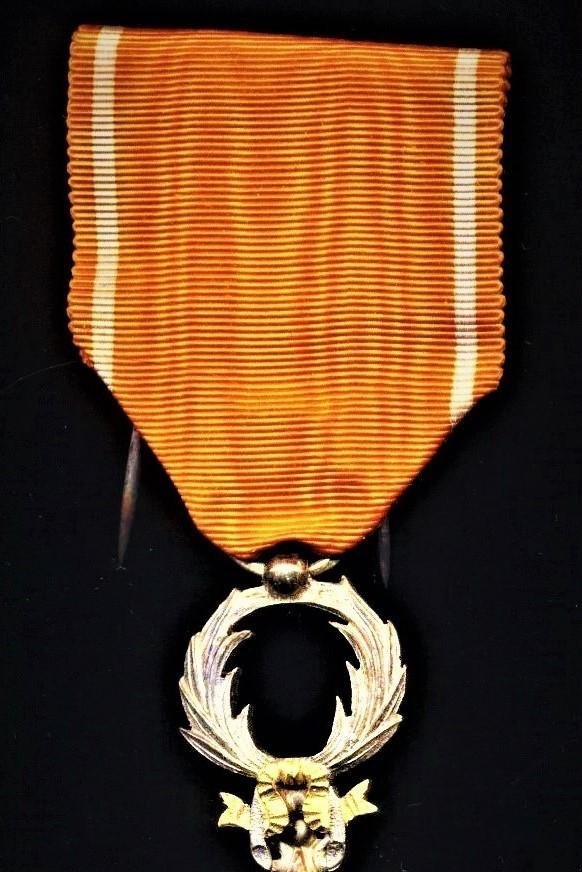 Morocco (Kingdom): Order of Ouissam Alaouite (Sharifian Order of Al-Alaoui). Fifth class 'Knight' breast badge on second type riband '1934-'. Silver gilt & enamel — image 3