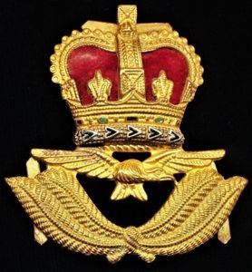 Royal Air Force: Officers cap badge with Queen's Crown, in …