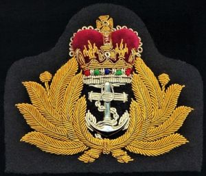 Royal Navy: Captain's and senior officer's cap badge. With EIIR …