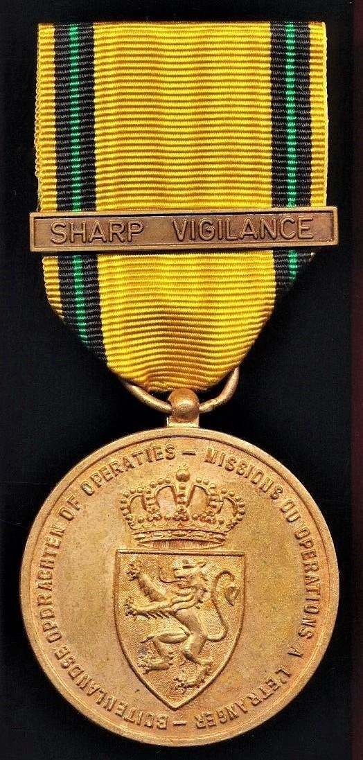 Belgium: The Commemorative Medal for Foreign Missions or Operations (La Medaille Commemorative pour Missions ou Operations l'Etranger). With clasp 'Sharp Vigilance' — image 2