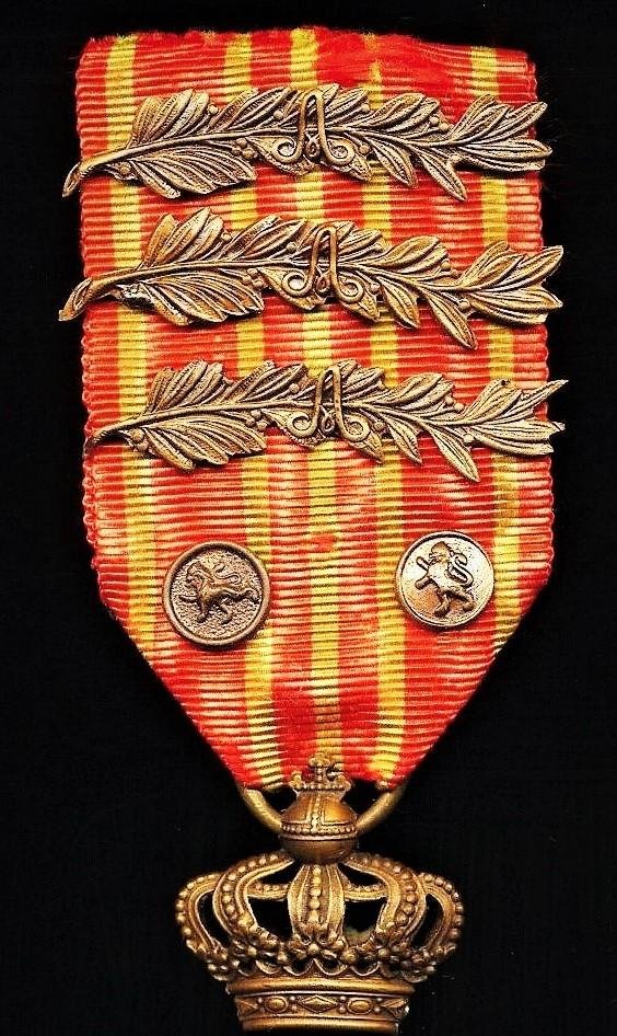 Belgium: Cross of War 1914-1918 (Croix De Guerre 1914-1918). With 2 x bronze rampant 'Lion' citation & 3 x bronze 'Palms' emblems (these all with 'A' cyphers), on riband — image 3