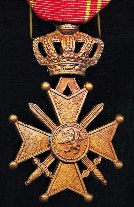 Belgium: Cross of War 1940-45 & 1950-53 (Croix De Guerre 1940). With 'Gilt' (vermeil) rampant 'Lion' citation emblem on riband — image 2