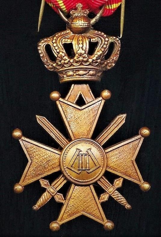 Belgium: Cross of War 1940-45 & 1950-53 (Croix De Guerre 1940). With 'Gilt' (vermeil) rampant 'Lion' citation emblem on riband — image 5