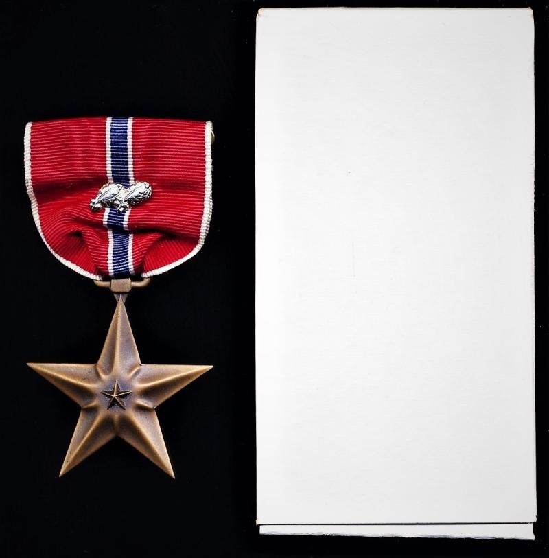 United States: Bronze Star Medal. With 2 x 'Silver Oakleaf Clusters'. Circa issue 1945-1965 (including Second World War, Korean War and Vietnam War) — image 2