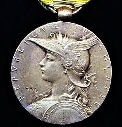 France: Madagascar Medal (2nd Expedition) 1895 (Medaille Du Madagascar 1895). With ornate Paris Mint silver laurel branch spray emblem with date '1895' on riband — image 2