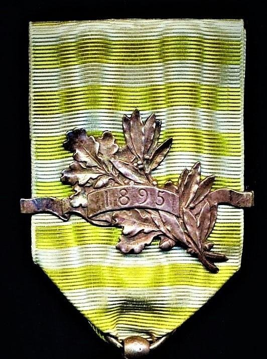 France: Madagascar Medal (2nd Expedition) 1895 (Medaille Du Madagascar 1895). With ornate Paris Mint silver laurel branch spray emblem with date '1895' on riband — image 3