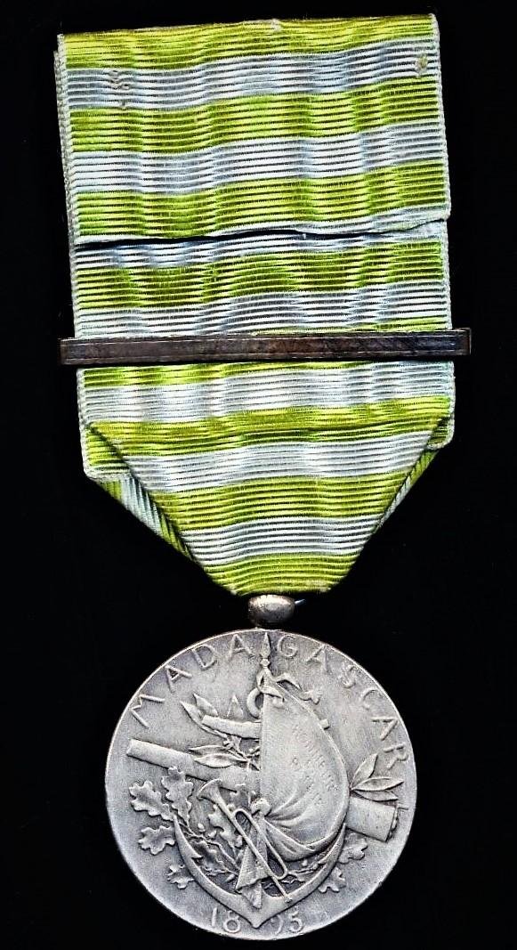 France: Madagascar Medal (2nd Expedition) 1895 (Medaille Du Madagascar 1895). With ornate Paris Mint silver laurel branch spray emblem with date '1895' on riband — image 4