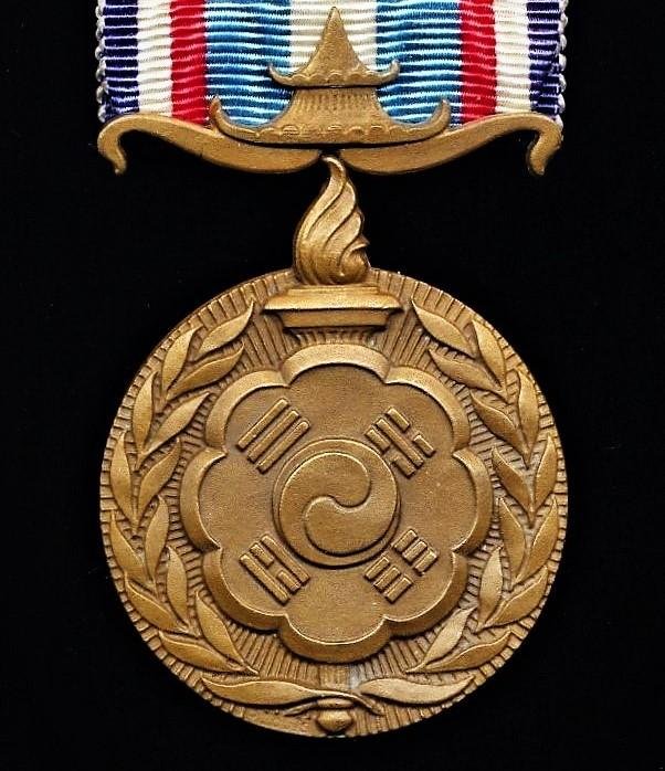 France: Korea Campaign Medal 1950-1953 (Medaille Francaise Des Operations En Coree 1950-1953). With clasp 'Coree' and red enamelled 'Wound Star' emblem — image 2
