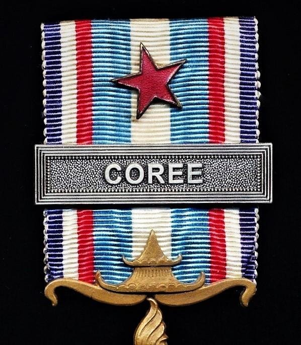 France: Korea Campaign Medal 1950-1953 (Medaille Francaise Des Operations En Coree 1950-1953). With clasp 'Coree' and red enamelled 'Wound Star' emblem — image 3