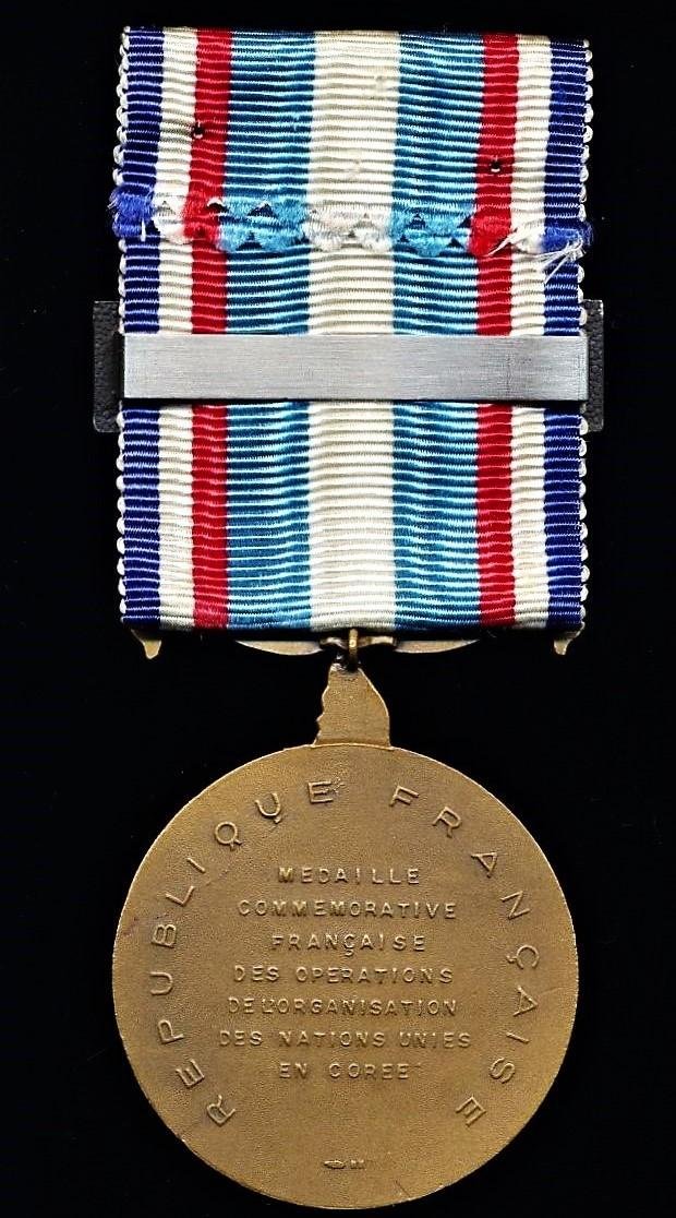 France: Korea Campaign Medal 1950-1953 (Medaille Francaise Des Operations En Coree 1950-1953). With clasp 'Coree' and red enamelled 'Wound Star' emblem — image 4